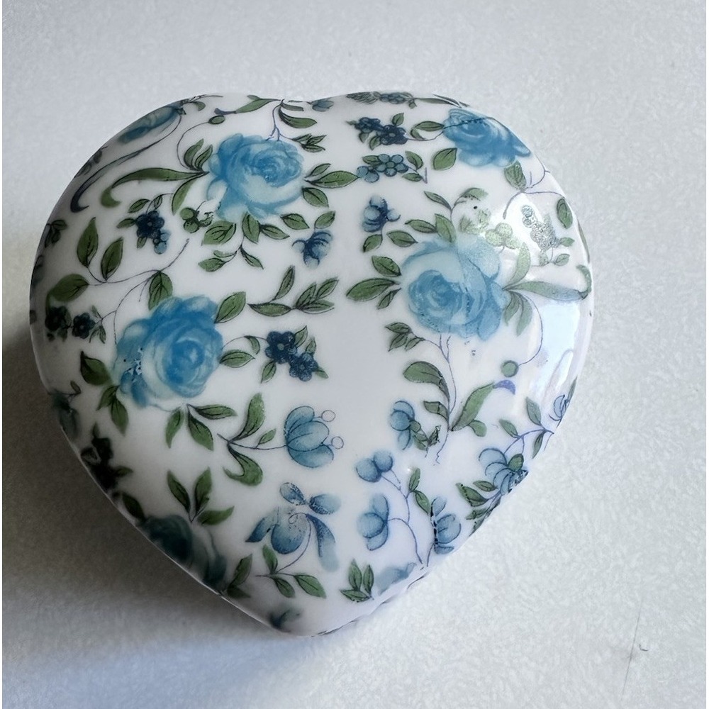 Vintage Ceramic Heart Shaped Trinket Box With Lid White Blue Floral 3.5"